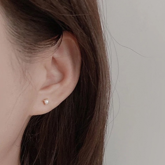 Sterling Silver Four-Claw Pearl & Gold Stud Earrings - Picture 3 of 7